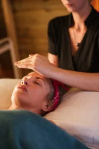 Sesión de Reiki Integrativo, posición manos sobre la cabeza