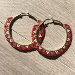 Aros circulares dorados con tejido en chaquiras Miyuki rojo, blanco y dorado.