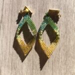 Pendientes artesanales en forma de rombo tejidos con chaquiras Miyuki en tonos verde y dorado.