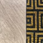 Pulsera artesanal tejida con chaquiras Miyuki en patrón geométrico negro y dorado.